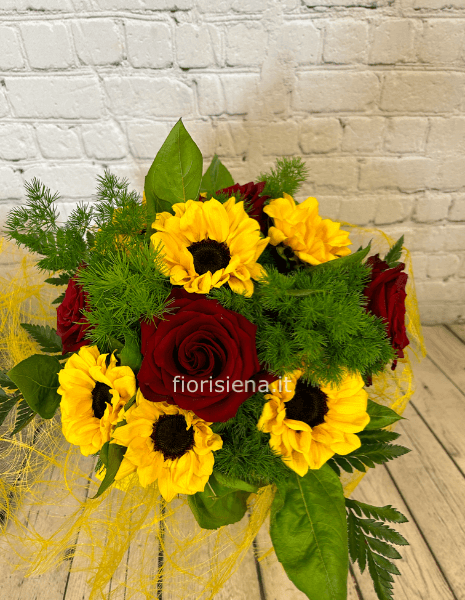 Bouquet di girasoli e rose rosse