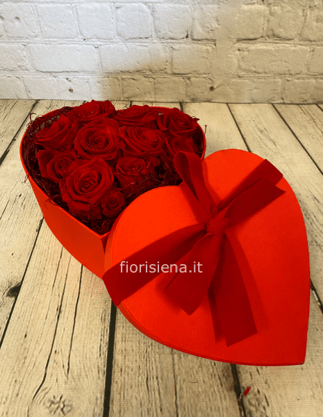 Scatola a forma di cuore con rose rosse o colorate