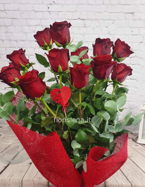 Fascio con 12 rose rosse